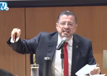 Presidente de Costa Rica se retira de comisión legislativa durante audiencia en la que discuten su inmunidad