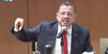 Presidente de Costa Rica se retira de comisión legislativa durante audiencia en la que discuten su inmunidad