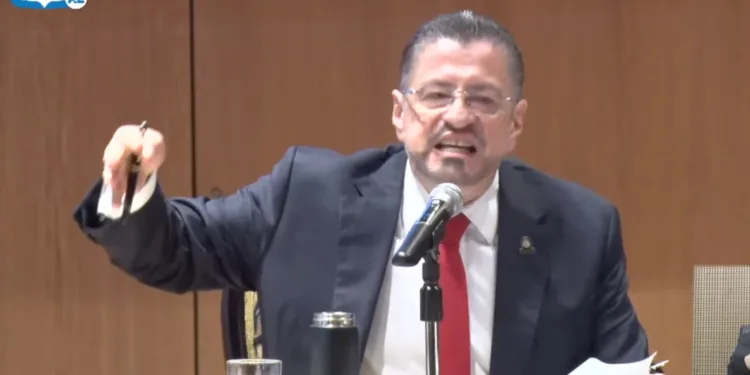 Presidente de Costa Rica se retira de comisión legislativa durante audiencia en la que discuten su inmunidad