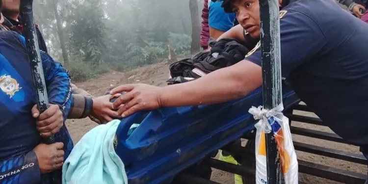 Volcán de Fuego en Guatemala: turista sufre quemaduras en “casi todo el cuerpo” tras acercarse al cráter en erupción