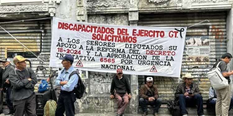 Veteranos militares anuncian protestas en toda Guatemala; el Gobierno advierte que no permitirá bloqueos