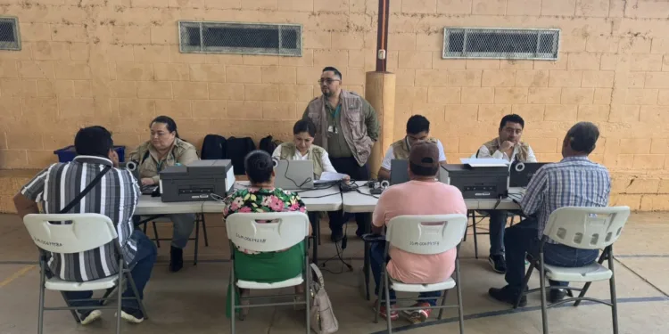 Guatemala otorga protección humanitaria a 97 mexicanos desplazados por la violencia