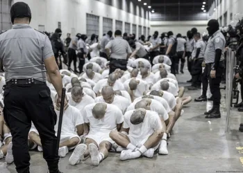 Informe revela que venezolanos sufrieron torturas físicas, sexuales y psicológicas en megacárcel salvadoreña