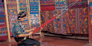 En Guatemala un millón de artesanos mayas sostienen el sector textil tradicional, pero 70% trabaja en informalidad