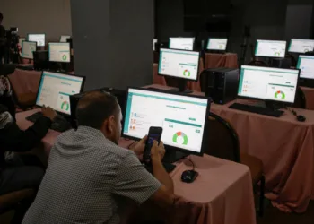 Escrutinio especial en Honduras enfrenta retrasos y presión política que alargan crisis electoral