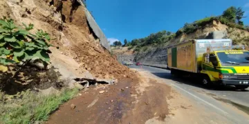 Un nuevo derrumbe en el libramiento de Chimaltenango complica el tránsito en una vía clave del occidente de Guatemala