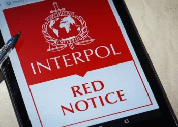 803 salvadoreños tienen difusión roja activa de Interpol por delitos graves