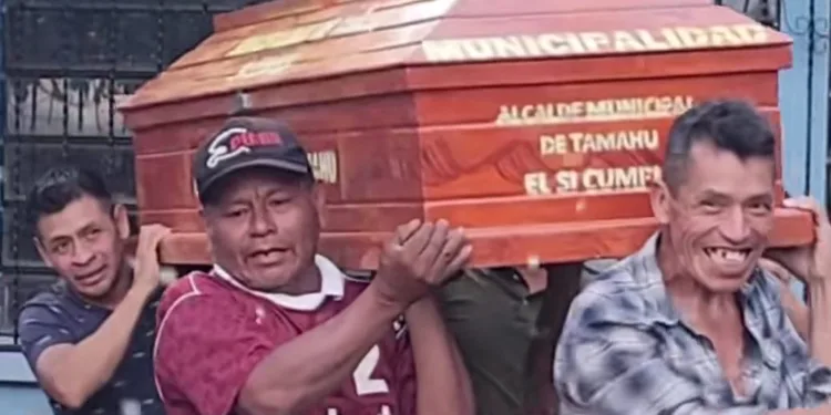 El insólito caso del alcalde guatemalteco que dona ataúdes rotulados y desata un debate