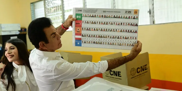 Honduras: Nasralla asegura en redes sociales que su proyección lo ubica como ganador de las presidenciales en una elección muy cerrada contra Asfura