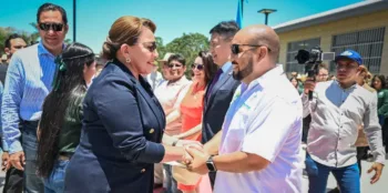 Presidenta de Honduras destituye a ministro de Educación y lo anuncia en redes sociales