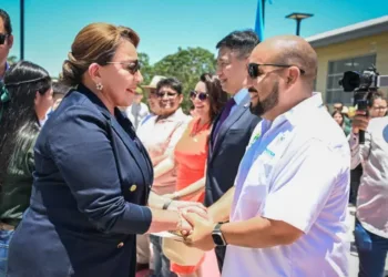 Presidenta de Honduras destituye a ministro de Educación y lo anuncia en redes sociales