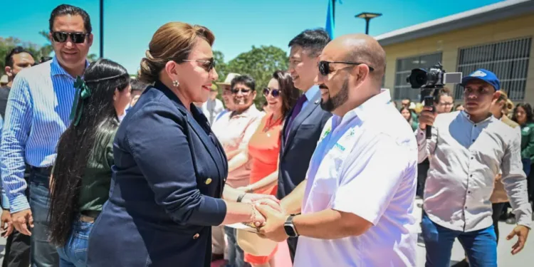 Presidenta de Honduras destituye a ministro de Educación y lo anuncia en redes sociales