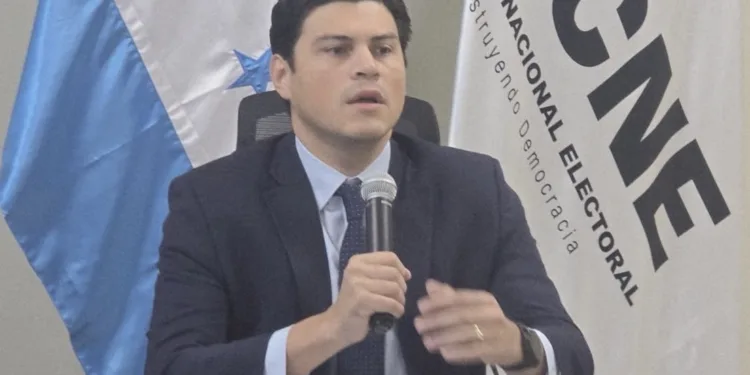 Consejero electoral del oficialismo hondureño denuncia inconsistencias y cambios no autorizados en el sistema de transmisión de datos preliminares