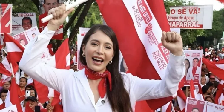 Honduras: Diputada y esposa de Salvador Nasralla responde al asesor estadounidense Roger Stone y lo llama “payaso” y “pícaro”