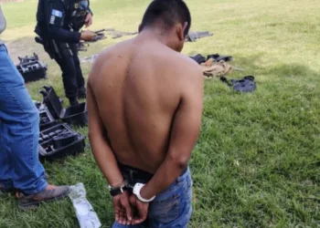 Guatemala arresta a hombre armado en la frontera con México tras enfrentamiento y decomiso de arsenal