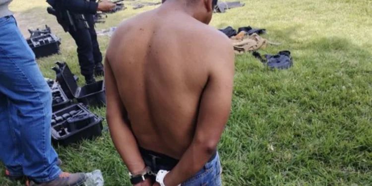 Guatemala arresta a hombre armado en la frontera con México tras enfrentamiento y decomiso de arsenal