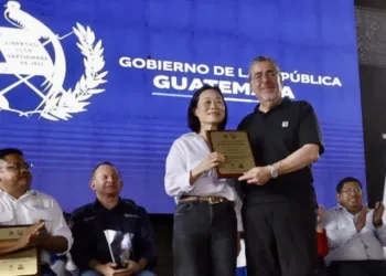 Presidente guatemalteco entrega reconocimiento a la embajadora de Taiwán por apoyo en proyectos contra la pobreza y la malnutrición