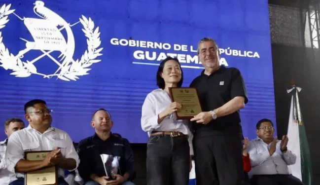 Presidente guatemalteco entrega reconocimiento a la embajadora de Taiwán por apoyo en proyectos contra la pobreza y la malnutrición