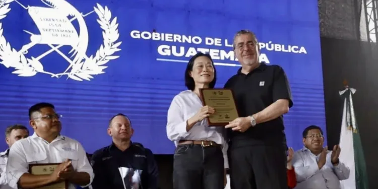 Presidente guatemalteco entrega reconocimiento a la embajadora de Taiwán por apoyo en proyectos contra la pobreza y la malnutrición