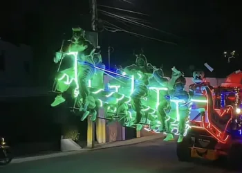 Santa Claus “vuela” en su trineo en Santa Catarina Pinula, Guatemala