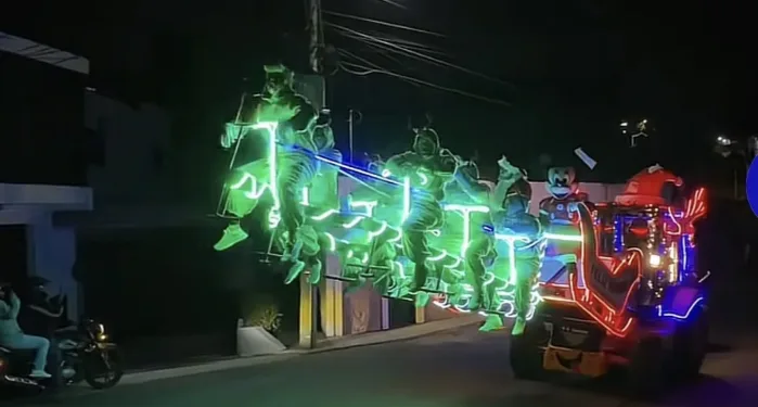 Santa Claus “vuela” en su trineo en Santa Catarina Pinula, Guatemala