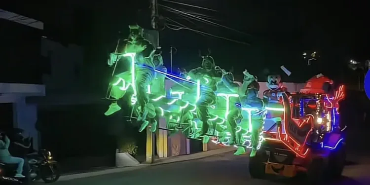 Santa Claus “vuela” en su trineo en Santa Catarina Pinula, Guatemala