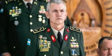 Periodista hondureño denuncia amenazas del saliente jefe del ejército de Honduras, Roosevelt Hernández