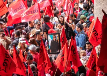 Simpatizantes del oficialismo de Honduras llegan a Casa Presidencial como “protesta al fraude electoral”