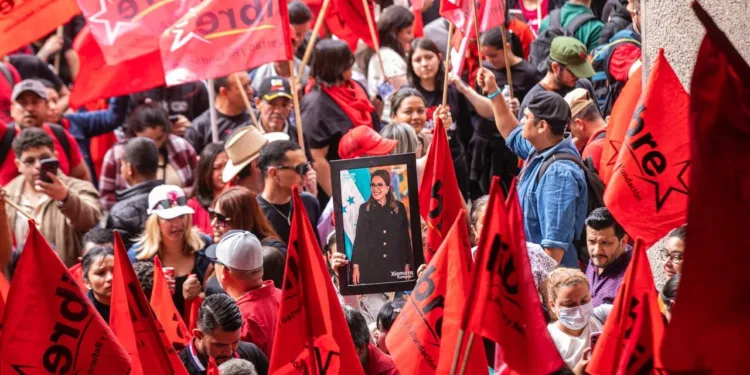 Simpatizantes del oficialismo de Honduras llegan a Casa Presidencial como “protesta al fraude electoral”