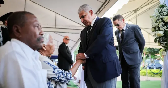 Presidente de Panamá participa en funeral de capitán de la Policía fallecido en servicio
