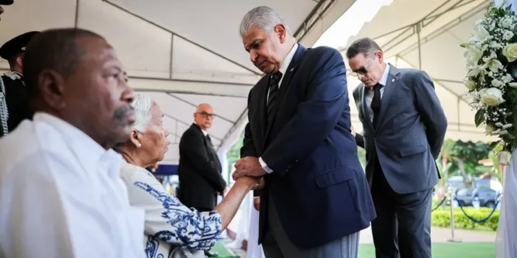 Presidente de Panamá participa en funeral de capitán de la Policía fallecido en servicio