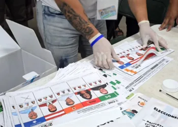 Nasralla insiste en denuncias por irregularidades en el escrutinio y diputado nacionalista le pide no generar más incertidumbre en Honduras