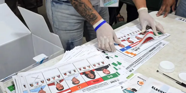 Nasralla insiste en denuncias por irregularidades en el escrutinio y diputado nacionalista le pide no generar más incertidumbre en Honduras