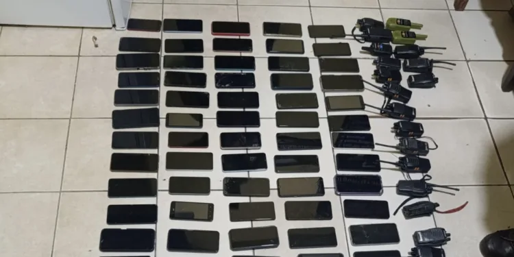 Decomisan más de 100 celulares y objetos prohibidos durante requisa en prisión guatemalteca