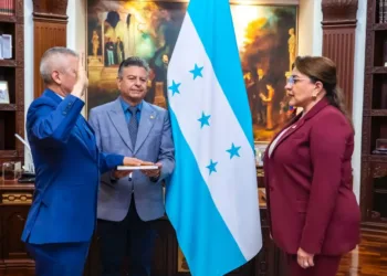 Presidenta de Honduras juramenta a nuevo secretario de Defensa Nacional