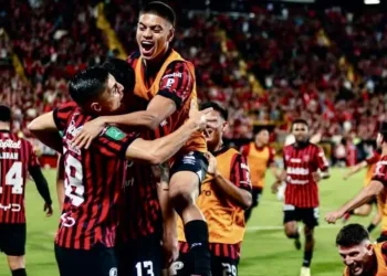 Alajuelense campeón en Costa Rica tras vencer 3-1 al Saprissa en el partido de vuelta