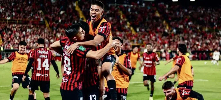 Alajuelense campeón en Costa Rica tras vencer 3-1 al Saprissa en el partido de vuelta