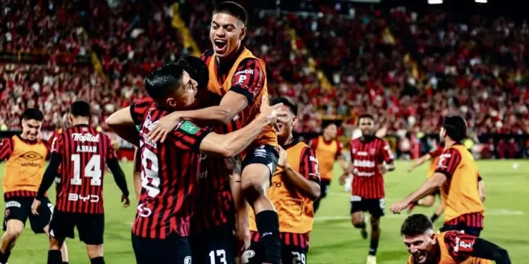 Alajuelense campeón en Costa Rica tras vencer 3-1 al Saprissa en el partido de vuelta