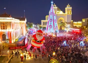 Salvadoreños se dan un baño de Navidad con desfile de globos gigantes en el popular Centro Histórico de la capital