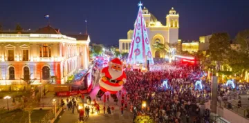 Salvadoreños se dan un baño de Navidad con desfile de globos gigantes en el popular Centro Histórico de la capital