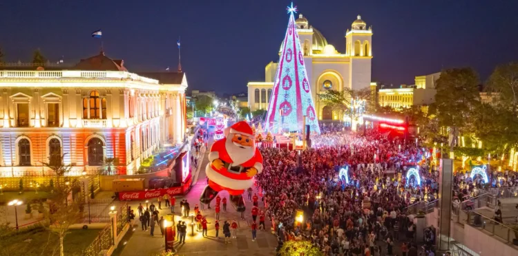 Salvadoreños se dan un baño de Navidad con desfile de globos gigantes en el popular Centro Histórico de la capital