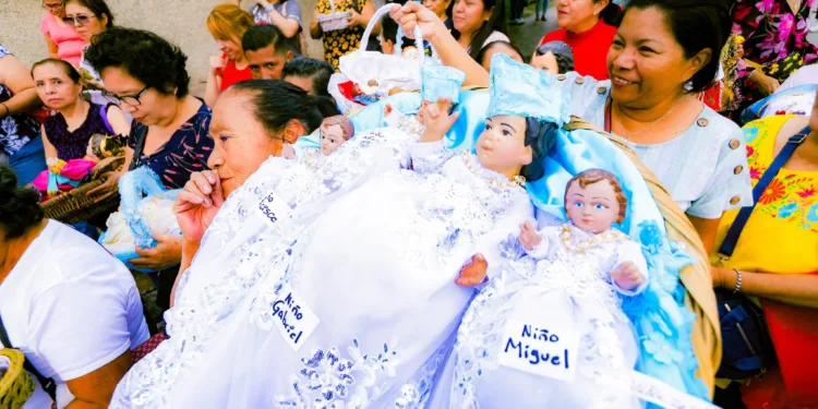 Procesión de los Santos Niños Inocentes reúne a millares fieles y turistas en El Salvador