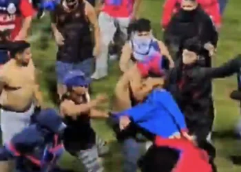 Disturbios de jugadores y aficionados del Municipal frustran la premiación del campeón del fútbol guatemalteco, el Antigua