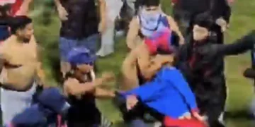 Disturbios de jugadores y aficionados del Municipal frustran la premiación del campeón del fútbol guatemalteco, el Antigua