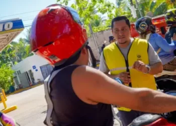 Uso obligatorio de cascos certificados para motociclistas y acompañantes entra en vigencia este lunes en El Salvador