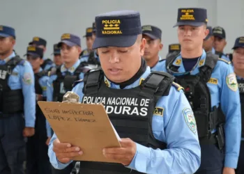 Retraso en pago a policías en Honduras eleva tensión y aviva amenaza de huelga