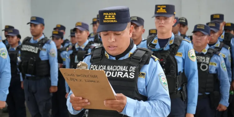 Retraso en pago a policías en Honduras eleva tensión y aviva amenaza de huelga