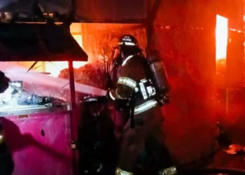 Incendio en mercado provisional destruye puestos comerciales en Santa Ana, al occidente de El Salvador