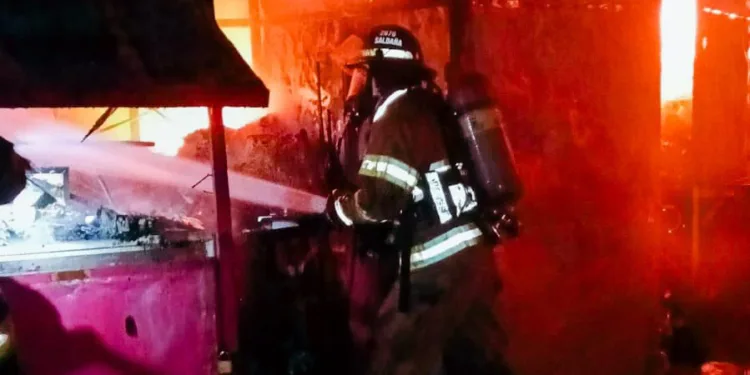 Incendio en mercado provisional destruye puestos comerciales en Santa Ana, al occidente de El Salvador