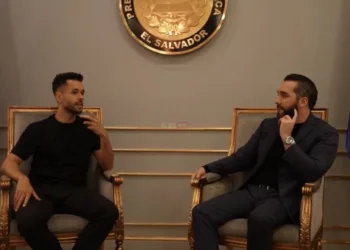 Nayib Bukele deja entrever su deseo de gobernar El Salvador 10 años más en entrevista con popular youtuber español